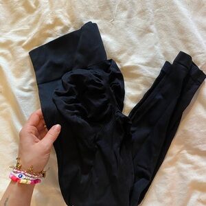 Black High-Waisted Leggings w a Butt Scrunch